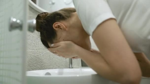 Hygiëne Handen Van Het Meisje Wrijven Haar Gezicht Wassen Vaak — Stockvideo