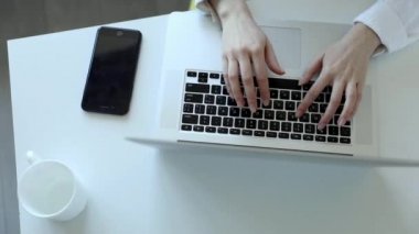 Dizüstü bilgisayar klavyesinde yazan kadın ellerinin yan görüntüsü. Bilgisayarda çalışmak, kablosuz internet bağlantısı. e-öğrenme.