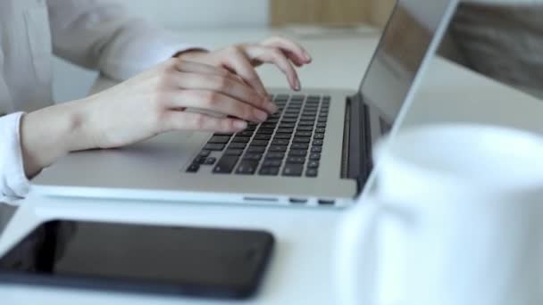 Vista Superior Com Zoom Uma Jovem Usando Laptop Digitando Escritório — Vídeo de Stock