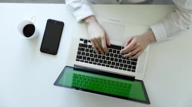 Dizüstü bilgisayar klavyesinde yazan kadın ellerinin yan görüntüsü. Bilgisayarda çalışmak, kablosuz internet bağlantısı. e-öğrenme.