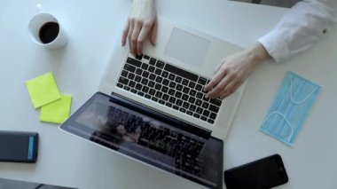 Kadın elleri klavye bilgisayarında daktilo kullanıyor. Üst görünüm. Modern akıllı telefon. Sanat masasında çalışıyor.