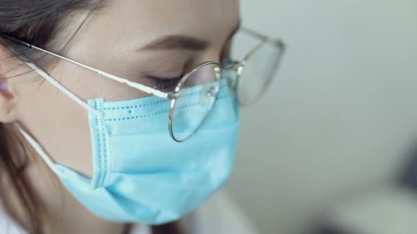 Vista Frontal Cerca Una Mujer Gafas Profesional Salud Con Una — Vídeo de stock