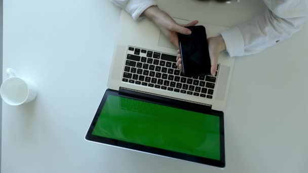 年轻女性在办公室的木制办公桌旁使用笔记本电脑打字时的放大头像 个人物品可以在桌上看到 咖啡杯 笔记本 — 图库视频影像
