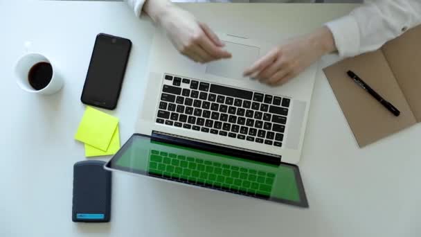 Клавіатурі Ноутбука Жінка Дивиться Збоку Працює Комп Ютером Підключенням Електронне — стокове відео