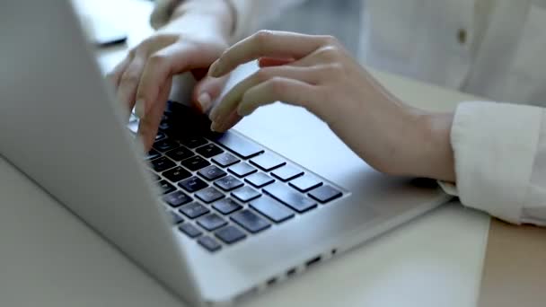 Πλαϊνή Όψη Γυναικεία Χέρια Πληκτρολογώντας Ένα Πληκτρολόγιο Laptop Εργασία Στον — Αρχείο Βίντεο