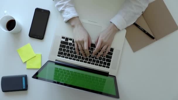 Mulher Mãos Usando Digitação Teclado Laptop Close Vista Superior Moderno — Vídeo de Stock