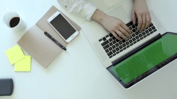 Mulher Mãos Usando Digitação Teclado Laptop Close Vista Superior Moderno — Vídeo de Stock