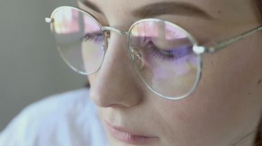 Gözlüklü, sağlık hizmetleri uzmanı bir kadının hastanede ameliyat maskesi takarken ön görüntüsü. Coronavirus 'taki sağlık çalışanları Covid19 salgını