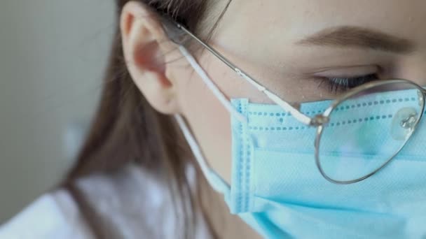 フロントビューは 病院で外科マスクを着用眼鏡医療の専門家の女性のクローズアップ コロナウイルスCovid19パンデミックの医療従事者 — ストック動画