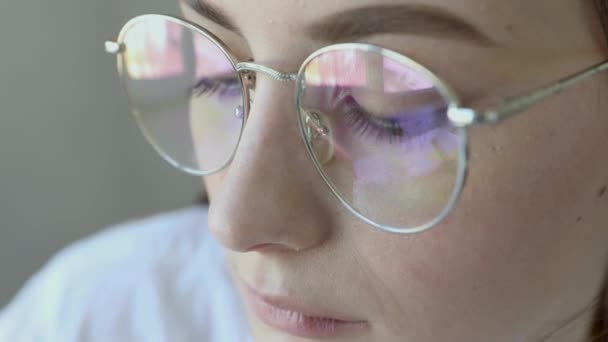 Μπροστινή Όψη Από Κοντά Μιας Γυναίκας Γυαλιά Επαγγελματία Υγείας Που — Αρχείο Βίντεο