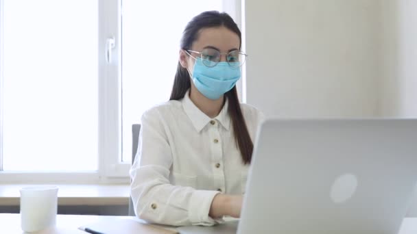 为保护Pm2 5和病毒 26岁的欧洲女商人在办公室工作时戴着防护面具 保健和保护概念 — 图库视频影像
