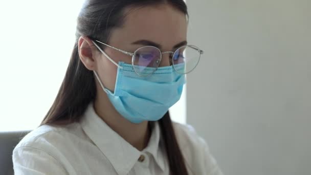肖像画25 26歳のヨーロッパのビジネス女性は 5とウイルスを保護するためにオフィスで働く際に保護マスクと着用を取ります 医療と保護の概念 — ストック動画