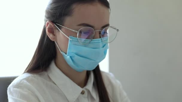 Portret Europese Zakenvrouwen Tussen Jaar Nemen Een Beschermend Masker Dragen — Stockvideo