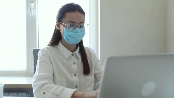 Portret Europese Zakenvrouwen Tussen Jaar Nemen Een Beschermend Masker Dragen — Stockvideo