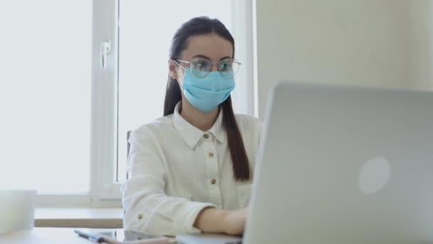 肖像画25 26歳のヨーロッパのビジネス女性は 5とウイルスを保護するためにオフィスで働く際に保護マスクと着用を取ります 医療と保護の概念 — ストック動画