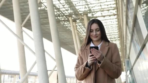 Attractive Young Woman Bright Sunlight Uses Phone Walk City Center — Stock Video