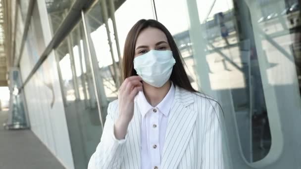 Jonge Vrouw Doet Een Medisch Masker Vrouw Ademt Diep Glimlachend — Stockvideo