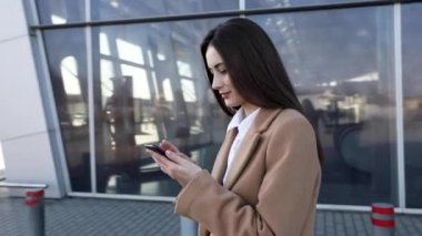 Dışarıda cep telefonu kullanan genç bir bayan. Zaman Hızı Hızı Hareketi. 360 Derece İzleme Yayı Görüntüsü