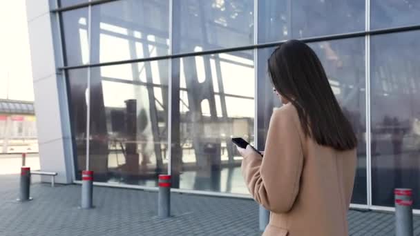 Young Businesswoman Using Smartphone Going Work Sunny Morning City Slow — Stock Video