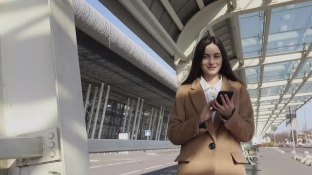 Cerca Exitosa Mujer Negocios Usando Teléfono Calle Mujer Negocios Seria — Vídeo de stock