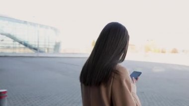 Akıllı Telefon Kullanan Profesyonel Yaratıcı Kadın, İnternet Aracı, Sosyal Medya. Hızlı tempolu Zaman Hızı Hareketi. 360 Derece İzleme Yayı Görüntüsü