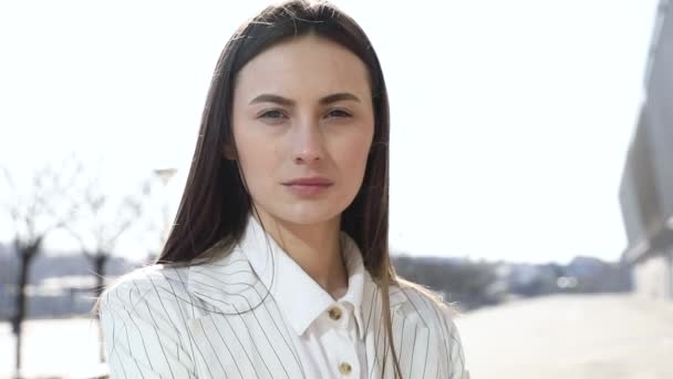 Feliz Mujer Negocios Sonriente Mirando Cámara Exterior Mientras Trabaja Moderno — Vídeos de Stock