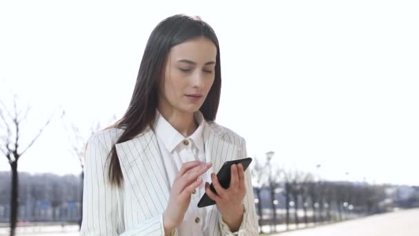 Bela Jovem Empresária Vestindo Camisa Branca Usando Telefone Inteligente Moderno — Vídeo de Stock