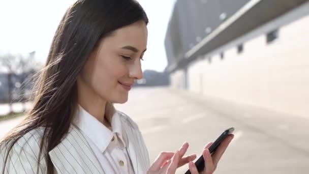 Hermosa Joven Empresaria Con Camisa Blanca Uso Teléfono Inteligente Moderno — Vídeos de Stock