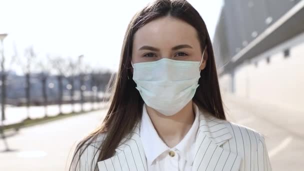 Pandemia Ritratto Una Giovane Turista Che Indossa Una Maschera Protettiva — Video Stock