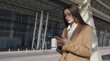 Beyaz gömlek giyen güzel bir kadın.