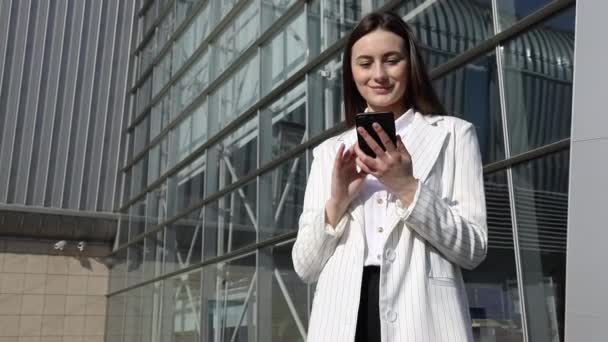 Sluit Succesvolle Zakenvrouw Met Behulp Van Telefoon Straat Serieuze Zakenvrouw — Stockvideo