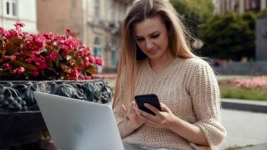 Gözlüklü düşünceli genç kadın bilgisayarına bir şey yazmış ve baş ağrısı hissetmiş.