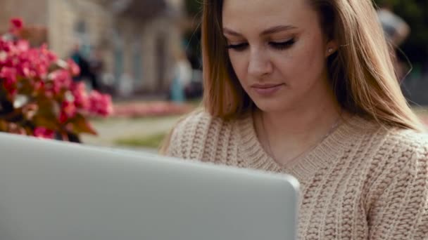 Zbliżenie młodej atrakcyjnej bizneswoman za pomocą laptopa na świeżym powietrzu, piękna studentka siedzi na schodach Uniwersytetu, zwolnione tempo — Wideo stockowe