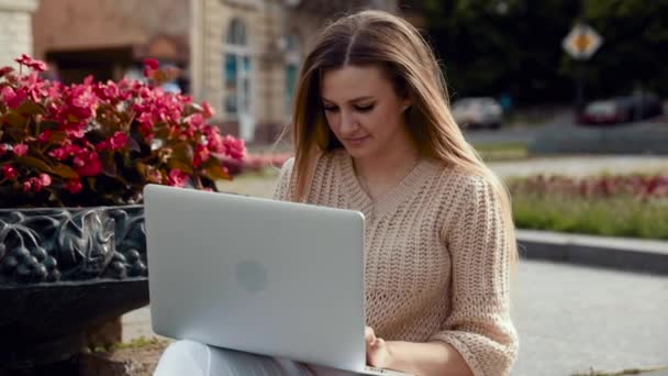 Sukces kobiety pracującej na laptopie na tarasie. Szczęśliwa kobieta ciesząca się biznesowym zwycięstwem. Kobieta czatująca online w luksusowych apartamentach. Atrakcyjna kobieta korzystająca z laptopa w bogatym domu — Wideo stockowe