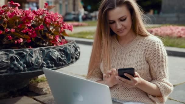Zbliżenie młodej atrakcyjnej bizneswoman za pomocą laptopa na świeżym powietrzu, piękna studentka siedzi na schodach Uniwersytetu, zwolnione tempo — Wideo stockowe