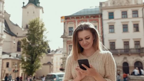 Zelfverzekerde zakenvrouw lopen op Parking in de buurt van grote moderne zakenwijk. jong blond vrouw sms 'en berichten op smartphone — Stockvideo