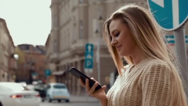 大学で携帯電話で会話をしている魅力的な学生 屋外の廊下でスマートフォンで歩く陽気な若い女性 スローモーションで外に電話をかける笑顔の実業家 — ストック動画