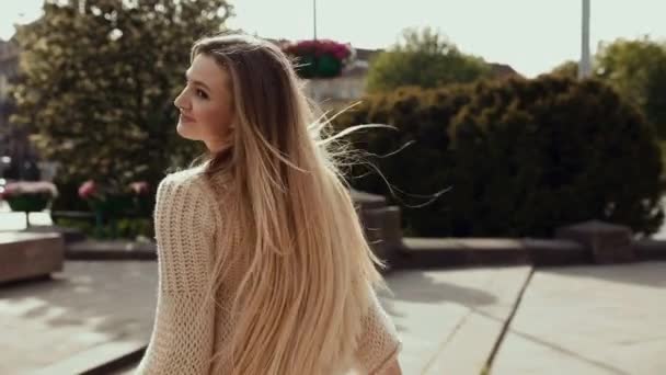 Hermosa Mujer Con Encantadora Sonrisa Caminando Por Calle Usando Teléfono — Vídeos de Stock