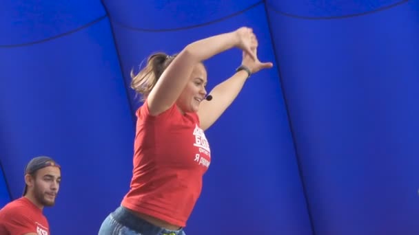 САМАРА, РОССИЯ 25 СЕНТЯБРЯ 2016 г. Молодой мужчина и