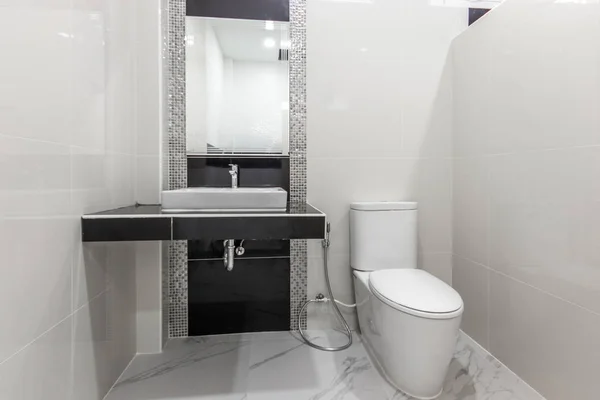 Temiz ve beyaz banyo ve modern görünüş