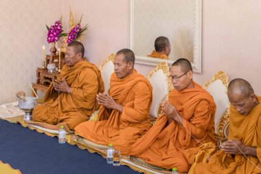 Taylandlı rahipler Bangkok, Tayland 'da dini ayinler düzenlerler..