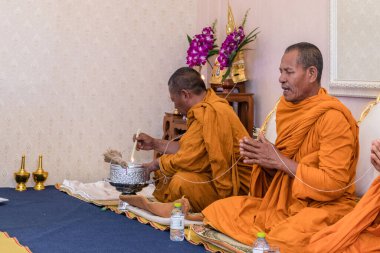 Taylandlı rahipler Bangkok, Tayland 'da dini ayinler düzenlerler..