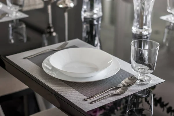 Masada beyaz tabaklar ve aksesuarlar