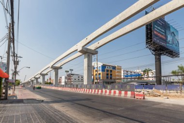 BTS gökyüzü trenleri Bangkok 'taki yollarda inşa ediliyor.