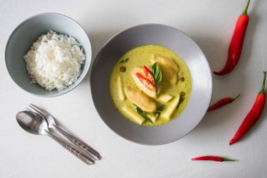 Hindistancevizli tavuklu yeşil köri