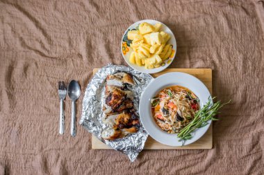 Tayland papayası salatası ve ızgara tavuk.