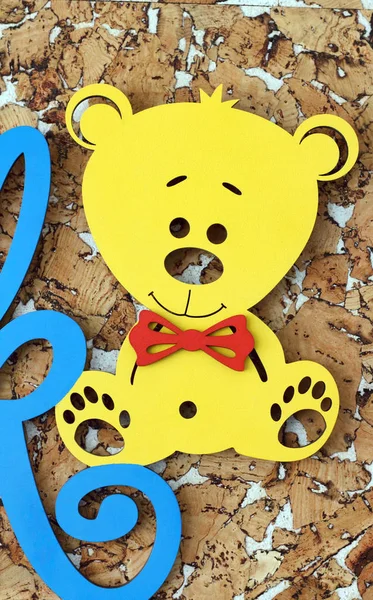 Urso amarelo de madeira — Fotografia de Stock