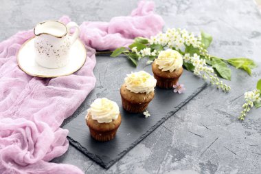 Üç kek: nazik pembe renklerde bir kompozisyon