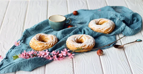 Tres pasteles en un mantel azul —  Fotos de Stock