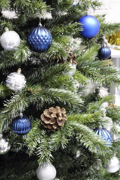 Fragment Arbre Nouvel Décoré Dans Des Tons Bleus Blancs — Photo